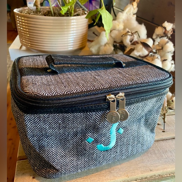 🌸Initials, Inc Train Case (J) 🌸 NWOT - Picture 2 of 11